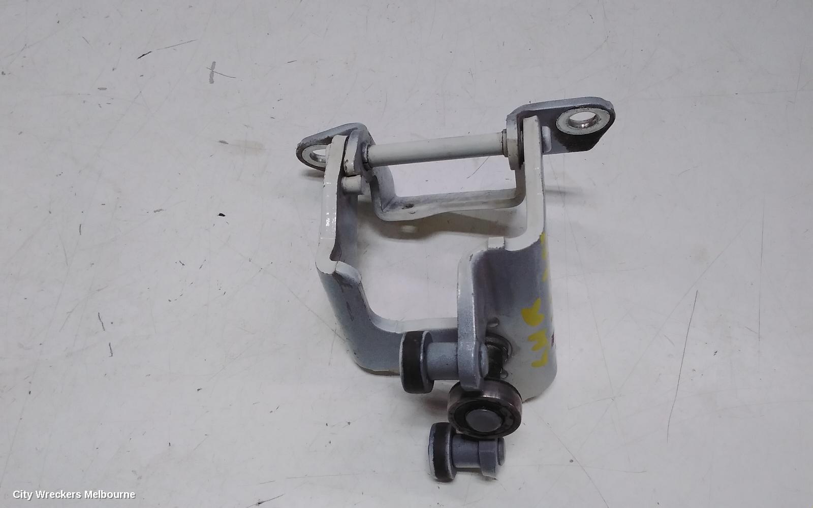 TOYOTA HIACE, 300 SERIES, 02/2019 ONWARDS, LHR DOOR ROLLER FITS IN THE MIDDLE DOOR / CENTER BACK SIDE: 111673