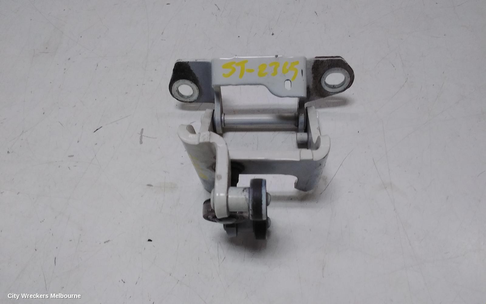 TOYOTA HIACE, 300 SERIES, 02/2019 ONWARDS, LHR DOOR ROLLER FITS IN THE MIDDLE DOOR / CENTER BACK SIDE: 111673
