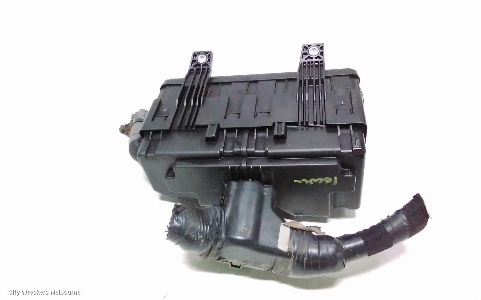 TOYOTA HIACE FUSE BOX, ENGINE BAY, DIESEL, KDH, 09/2006 - 04/2019