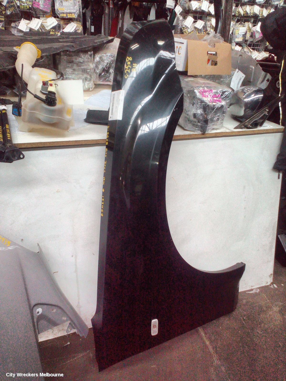 CHRYSLER 300C RIGHT GUARD, STANDARD TYPE, 11/2005 - 12/2011