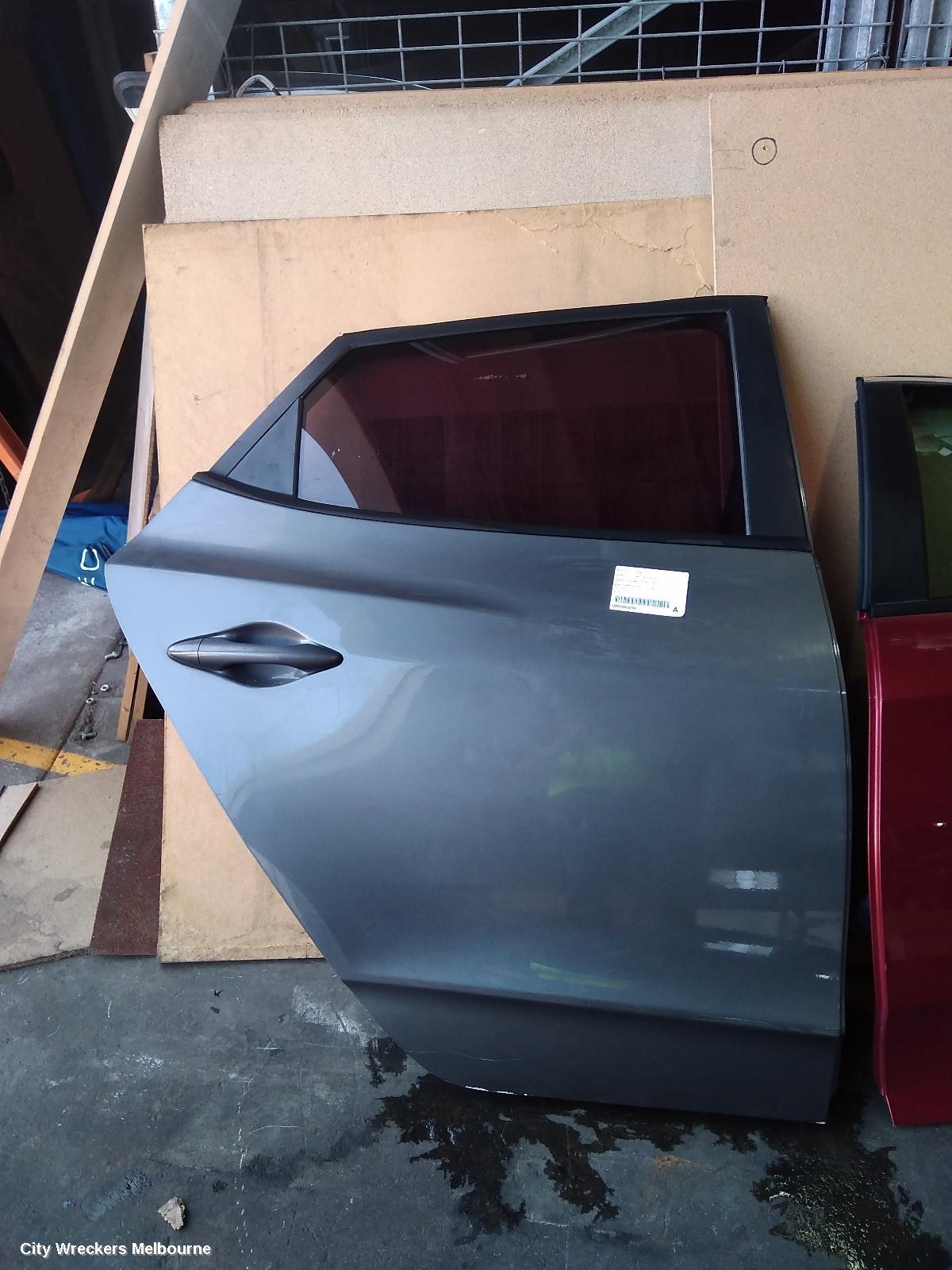 HYUNDAI IX35 RIGHT REAR DOOR, LM SERIES, NON MOULD TYPE, 11/2009 - 01/2016