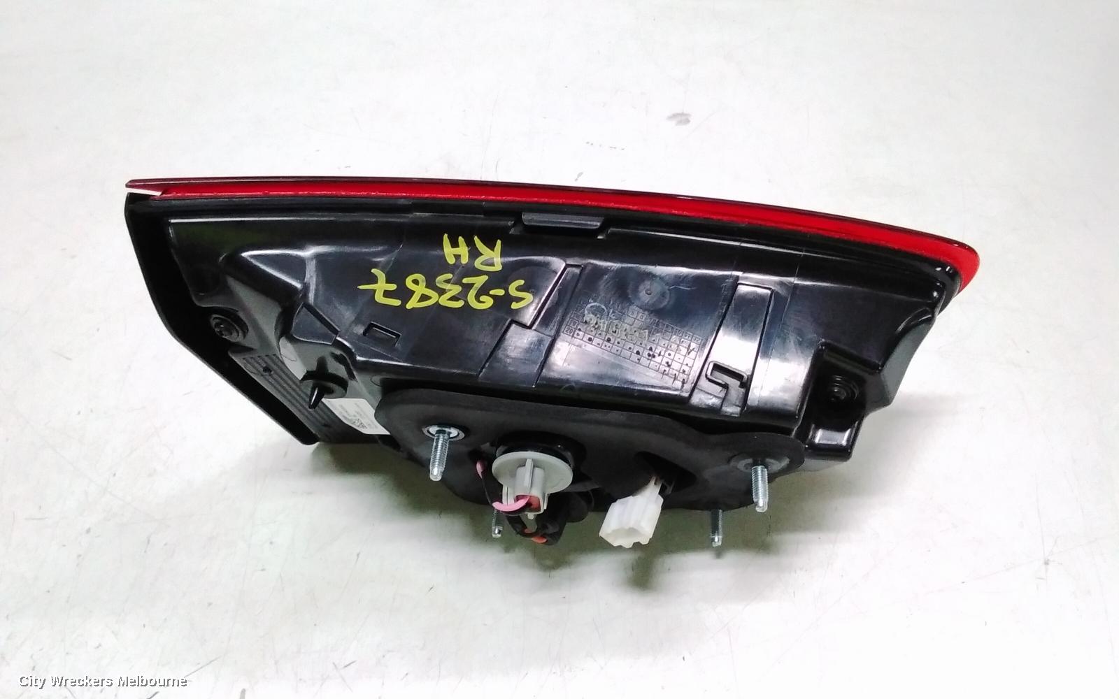 HYUNDAI I30 REAR GARNISH, TAILGATE LAMP (RH SIDE), STANDARD, NON LED TYPE, PD, 03/2017 ONWARDS