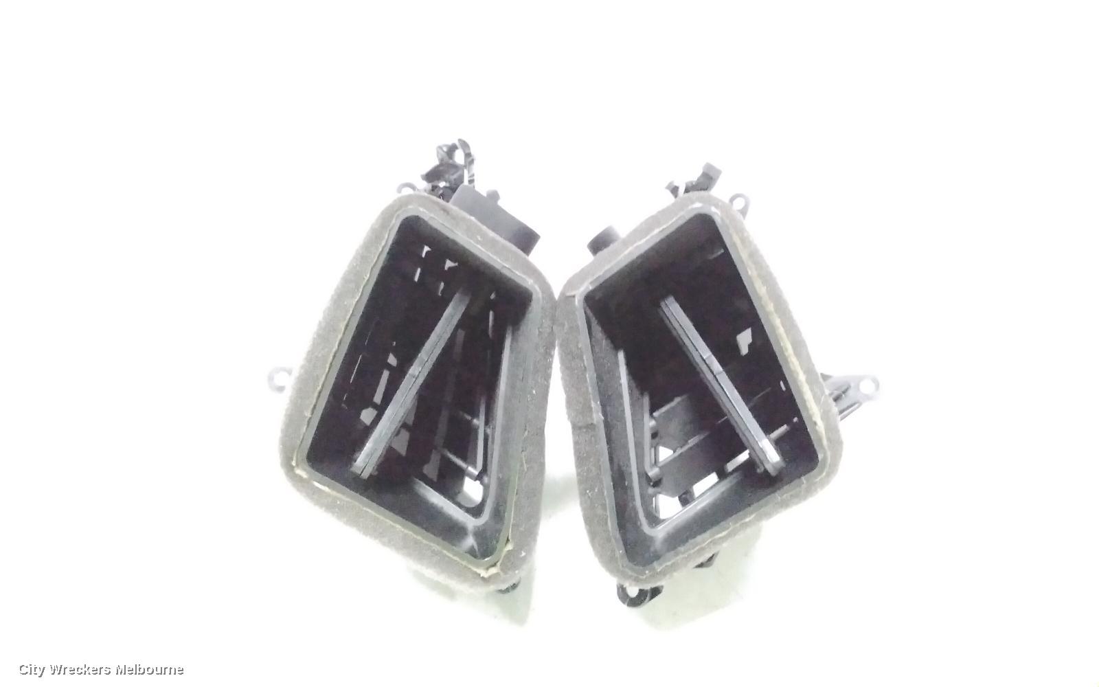 HYUNDAI I45, YF, 02/2010 - 05/2014, 2X CENTER AIR VENTS LHS & RHS: 113690
