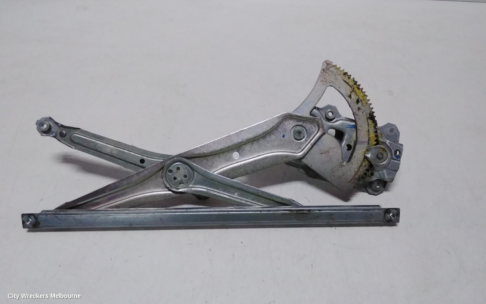 TOYOTA HILUX RIGHT FRONT WINDOW REG/MOTOR, MANUAL, 03/2005 - 08/2015