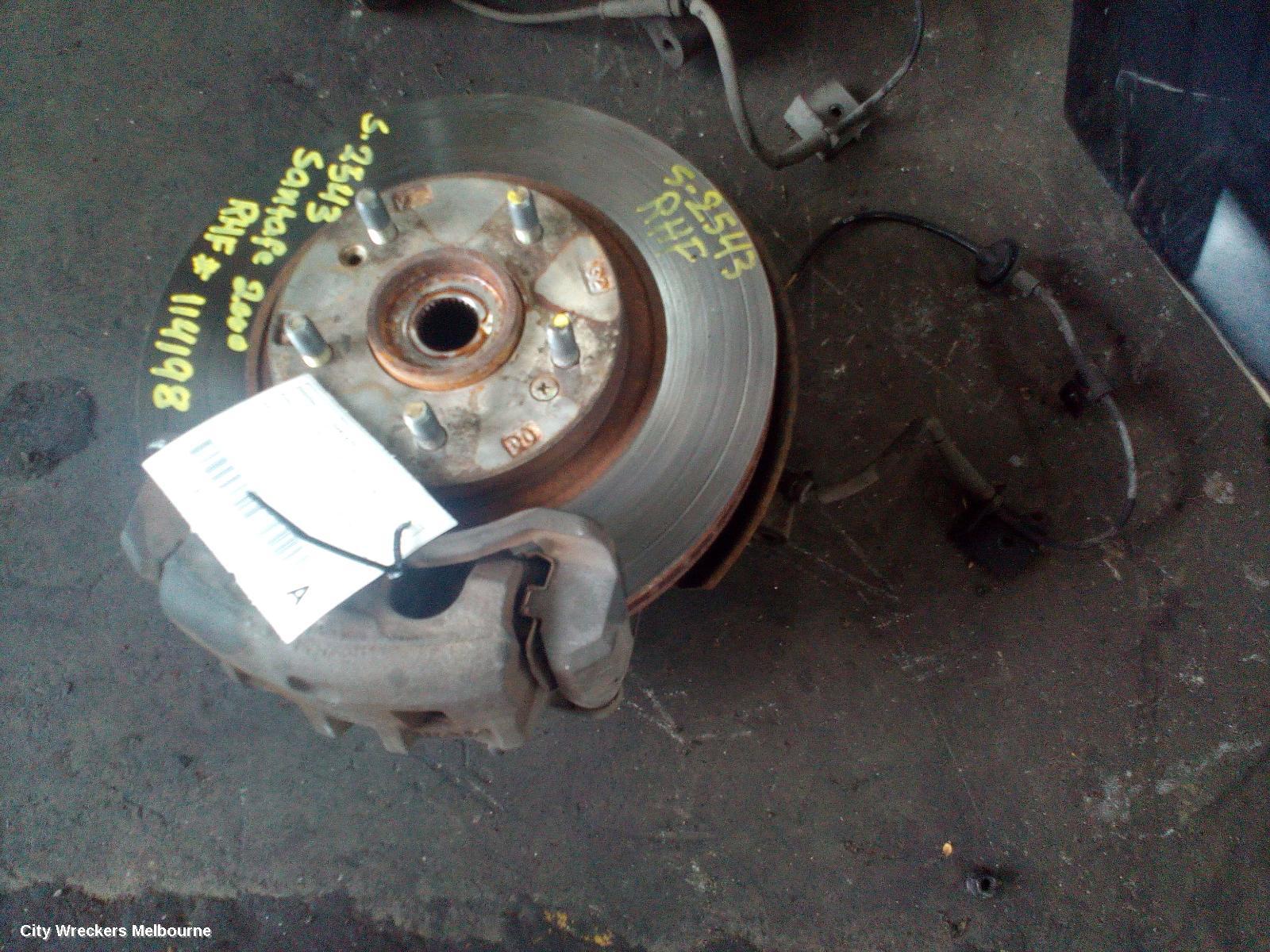 HYUNDAI SANTA FE RIGHT FRONT HUB ASSEMBLY, ABS TYPE 11/2000 - 04/2006