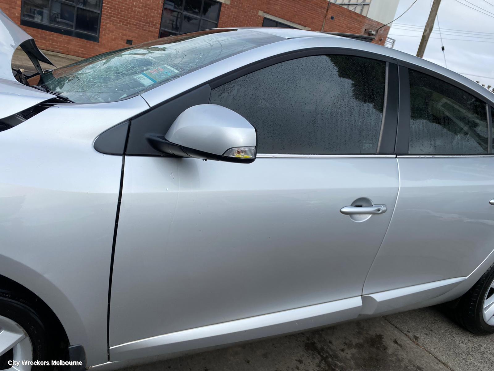 RENAULT FLUENCE LEFT FRONT DOOR WINDOW, X38 09/2010 - 01/2016