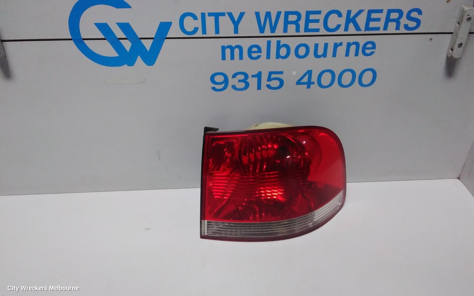 VOLKSWAGEN TOUAREG RIGHT TAILLIGHT, 7L, EARLY, WHITE BODY, 09/2003 - 06/2007