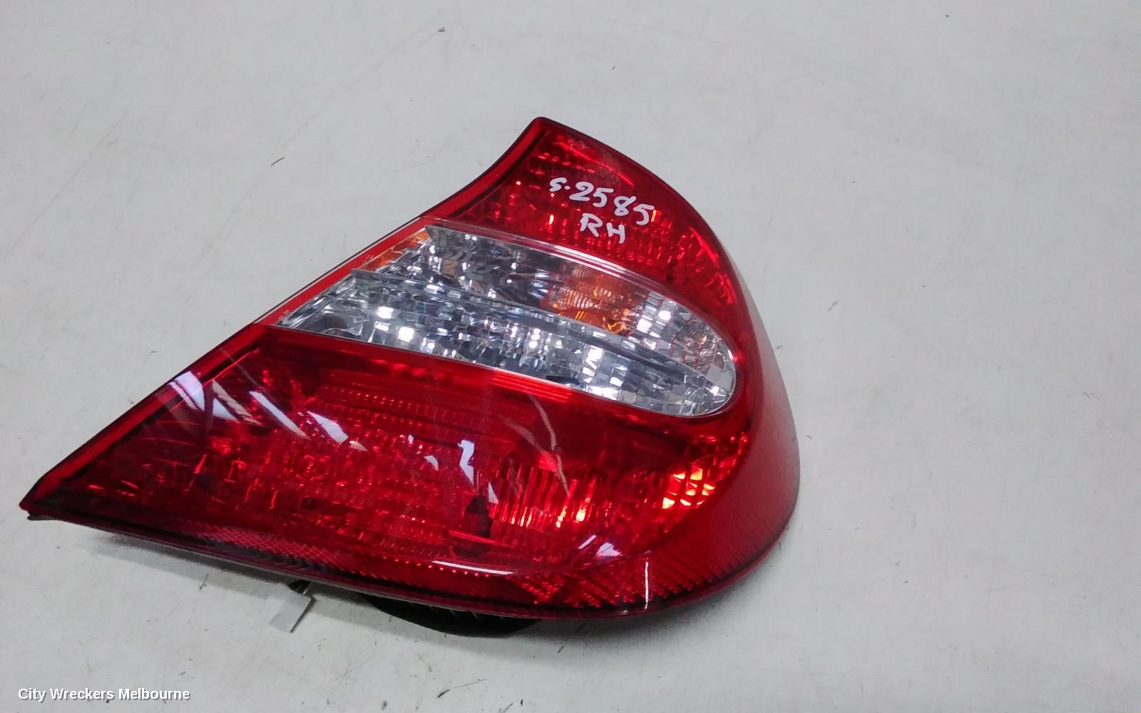 TOYOTA CAMRY RIGHT TAILLIGHT, SK36, REVERSE LAMP IN CENTRE, 08/2002 - 09/2004