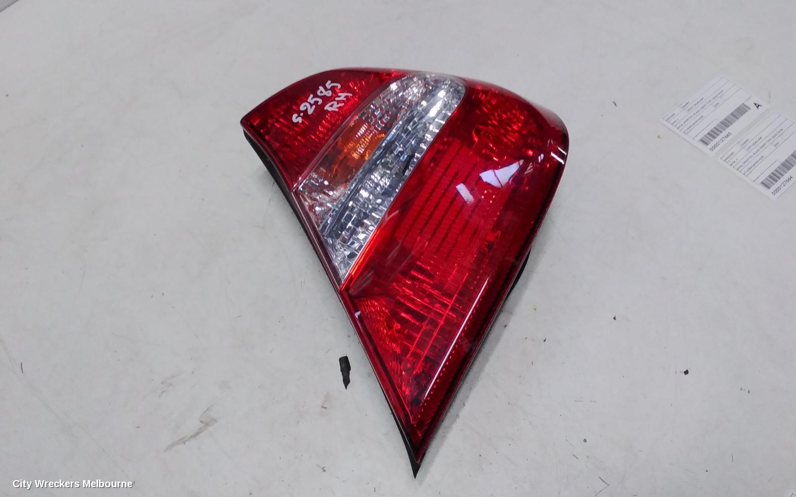 TOYOTA CAMRY RIGHT TAILLIGHT, SK36, REVERSE LAMP IN CENTRE, 08/2002 - 09/2004