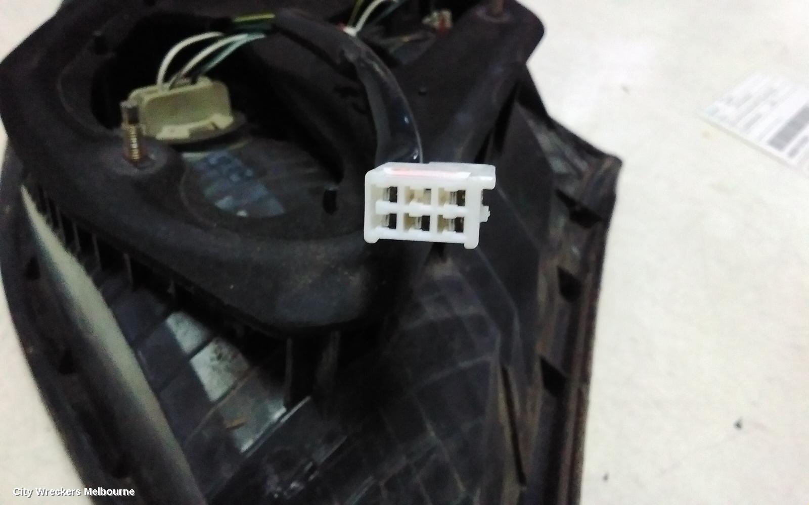 TOYOTA CAMRY RIGHT TAILLIGHT, SK36, REVERSE LAMP IN CENTRE, 08/2002 - 09/2004