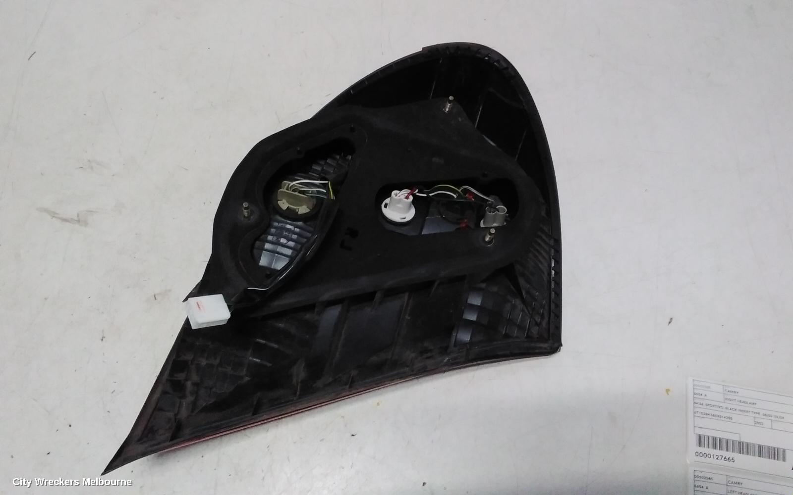 TOYOTA CAMRY RIGHT TAILLIGHT, SK36, REVERSE LAMP IN CENTRE, 08/2002 - 09/2004