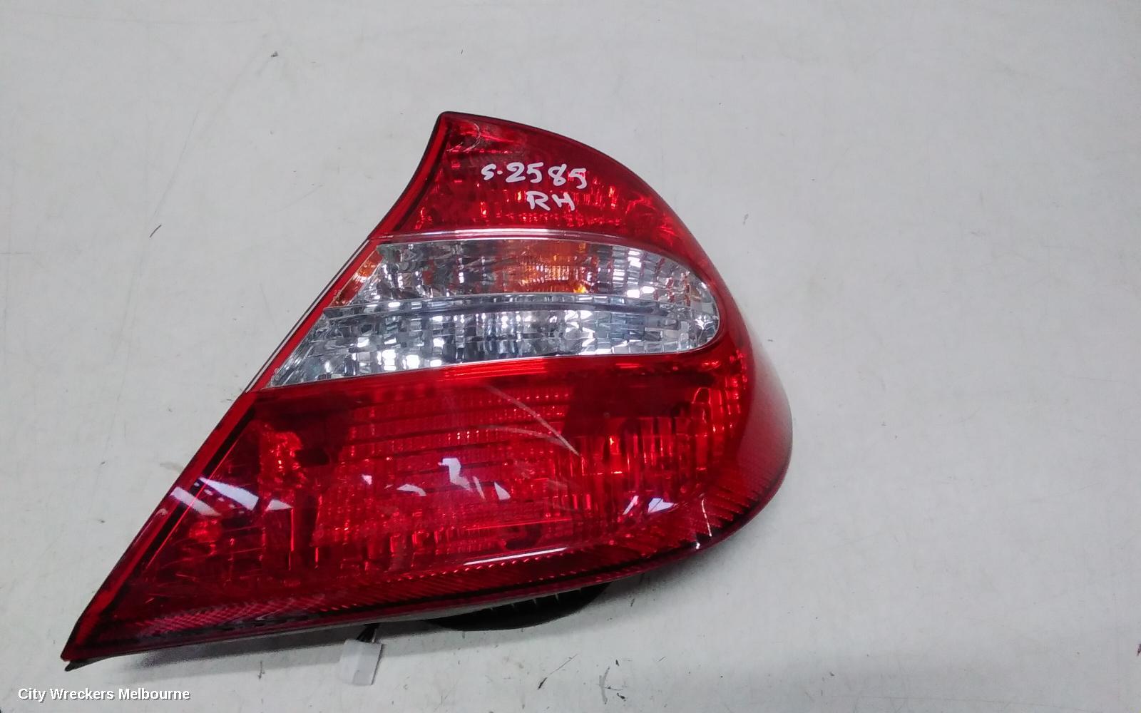 TOYOTA CAMRY RIGHT TAILLIGHT, SK36, REVERSE LAMP IN CENTRE, 08/2002 - 09/2004