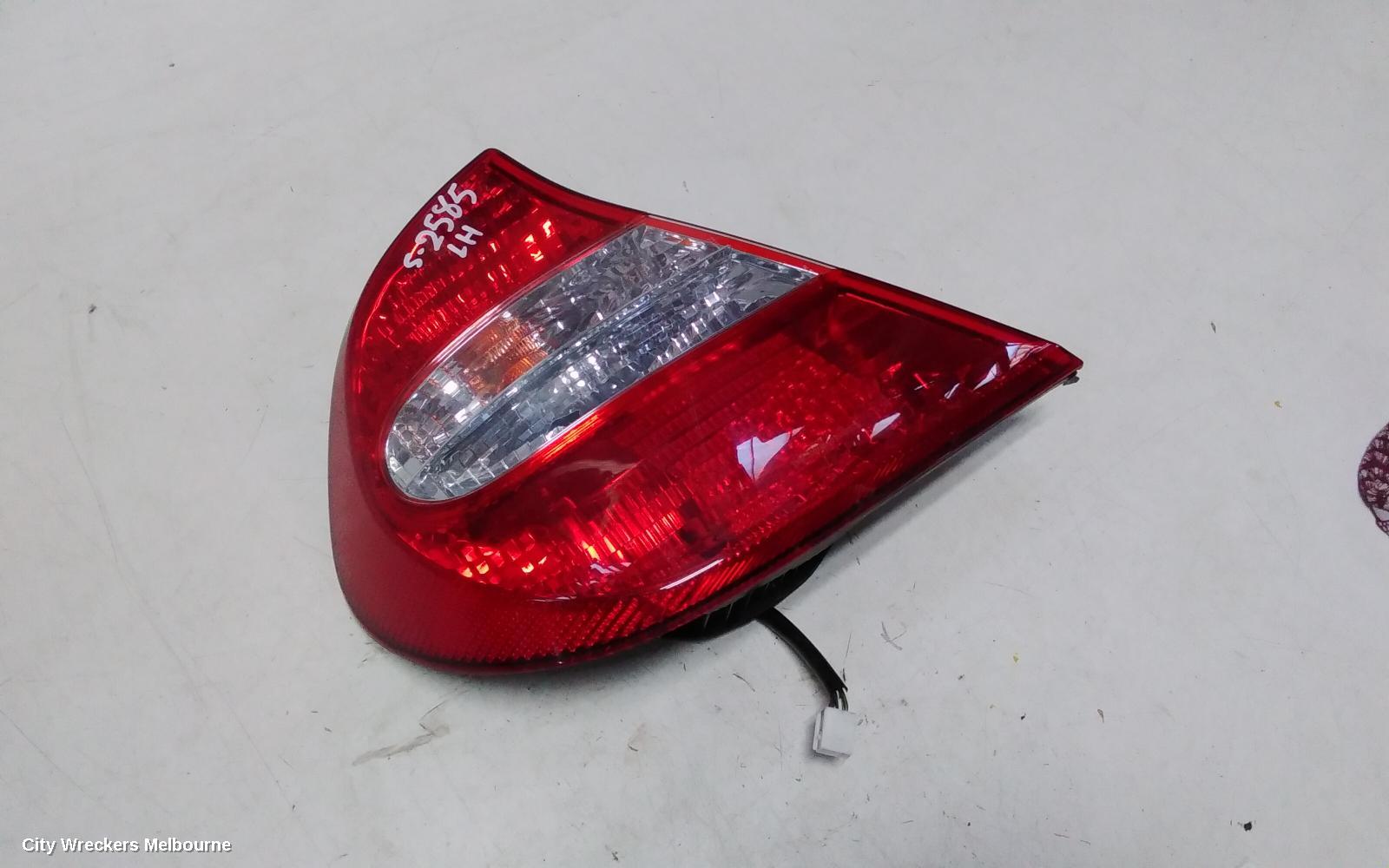 TOYOTA CAMRY LEFT TAILLIGHT, SK36, REVERSE LAMP IN CENTRE, 08/2002 - 09/2004