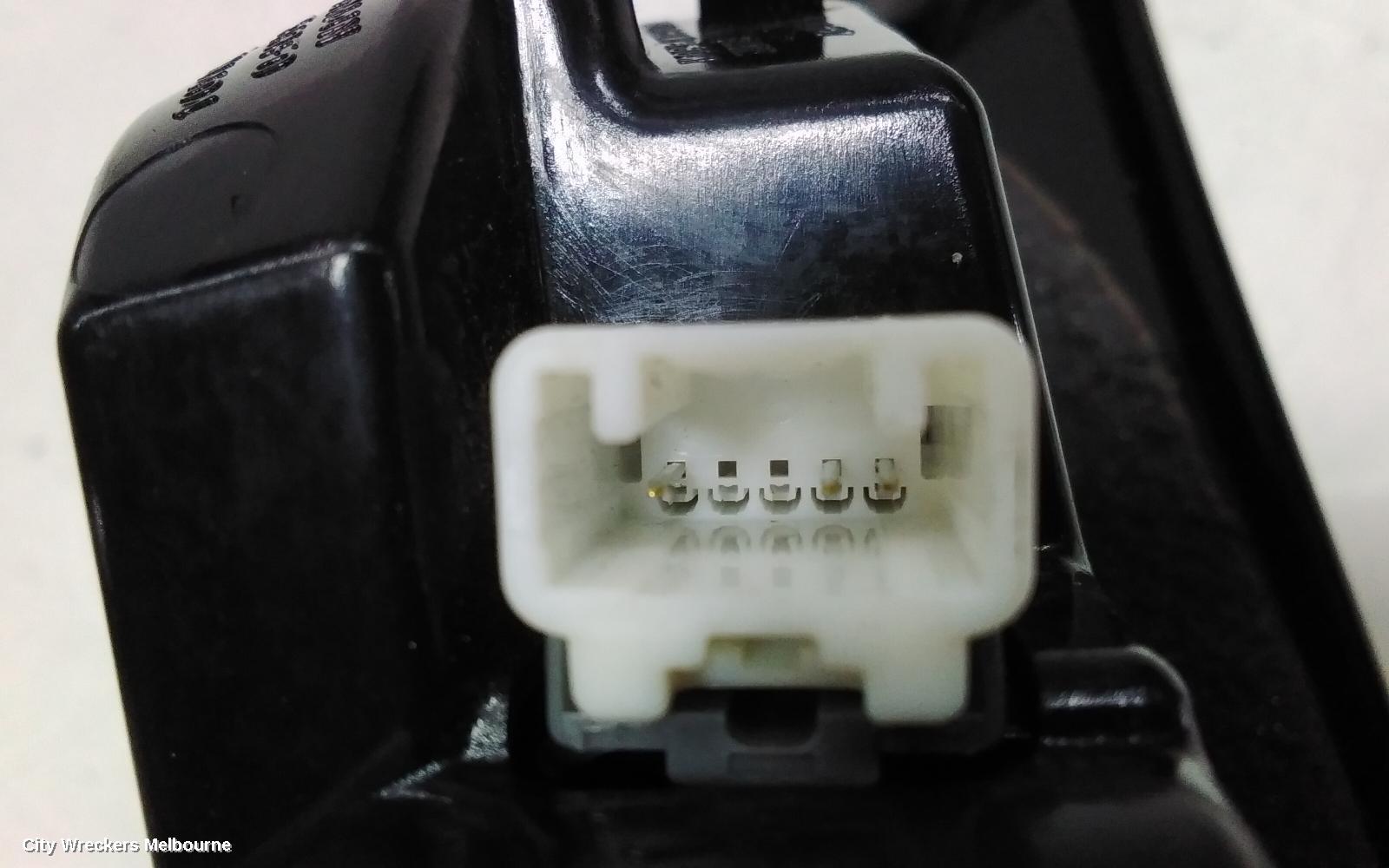 MAZDA CX3 REAR GARNISH, TAILGATE LAMP (RH SIDE), NON LED TYPE, DK, 03/2015 ONWARDS