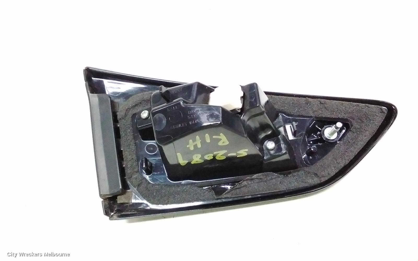 MAZDA CX3 REAR GARNISH, TAILGATE LAMP (RH SIDE), NON LED TYPE, DK, 03/2015 ONWARDS