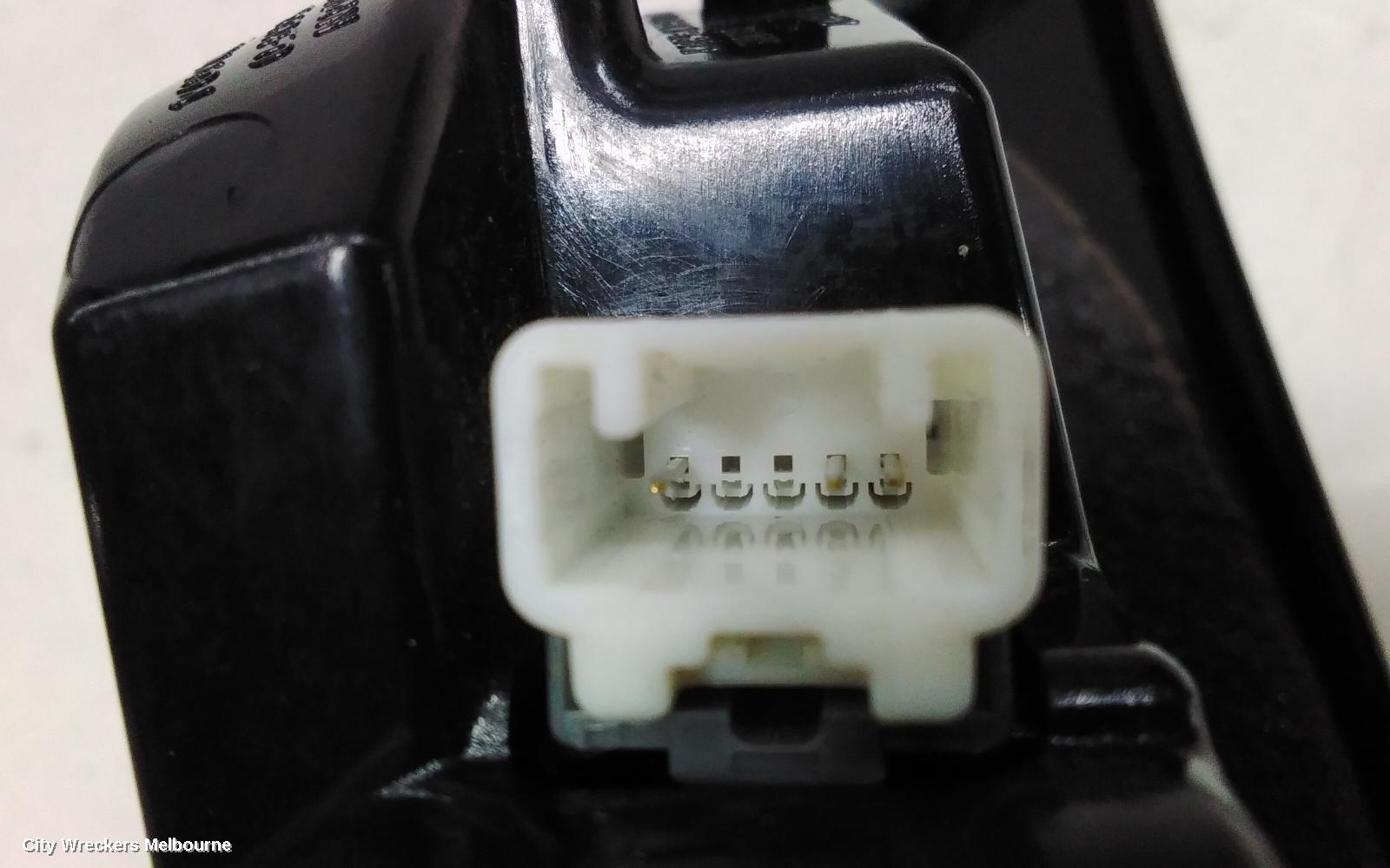 MAZDA CX3 REAR GARNISH, TAILGATE LAMP (RH SIDE), NON LED TYPE, DK, 03/2015 ONWARDS