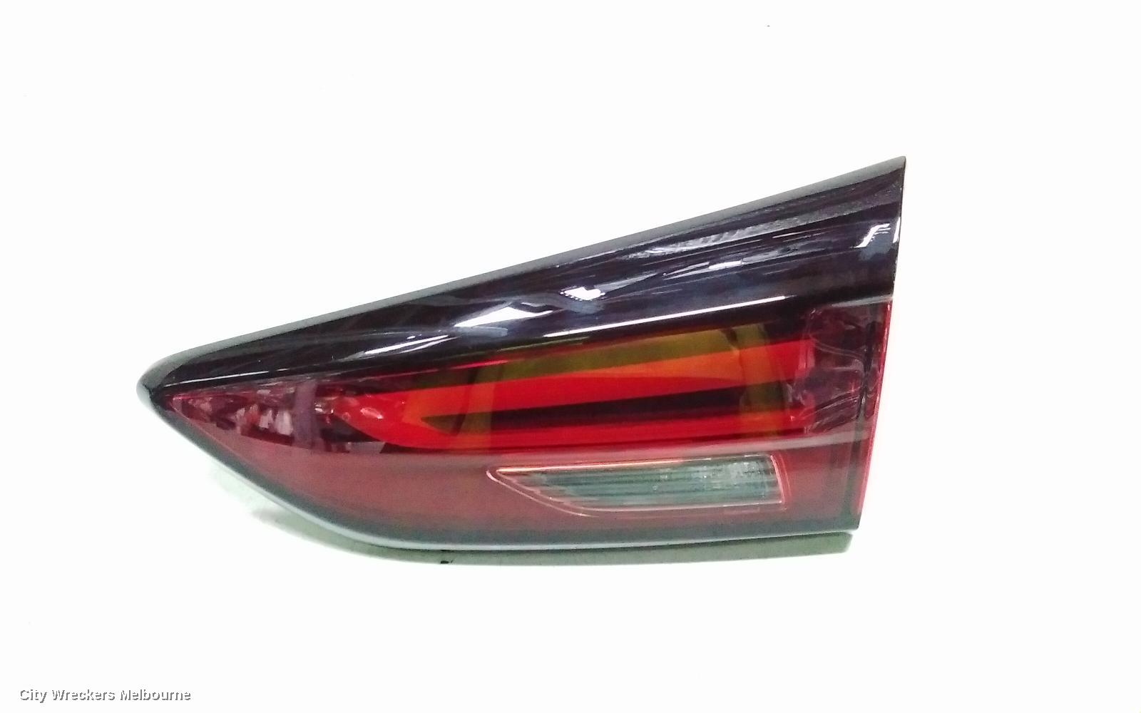 MAZDA CX3 REAR GARNISH, TAILGATE LAMP (RH SIDE), NON LED TYPE, DK, 03/2015 ONWARDS