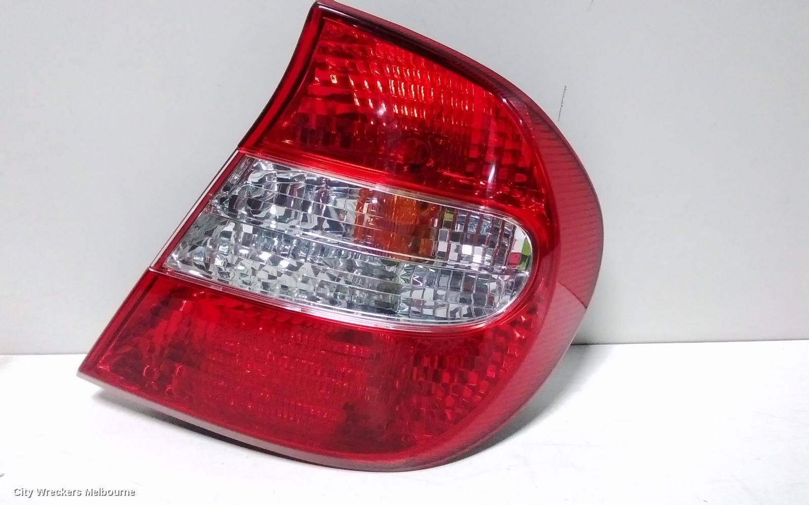 TOYOTA CAMRY RIGHT TAILLIGHT, SK36, REVERSE LAMP IN CENTRE, 08/2002 - 09/2004
