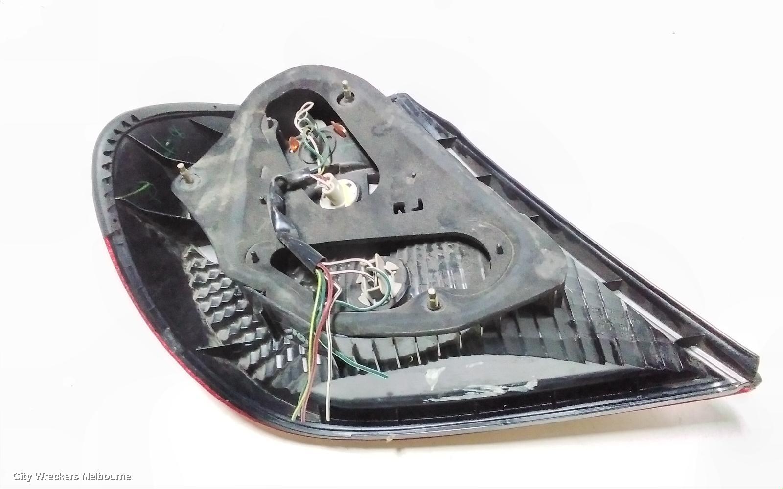 TOYOTA CAMRY RIGHT TAILLIGHT, SK36, REVERSE LAMP IN CENTRE, 08/2002 - 09/2004