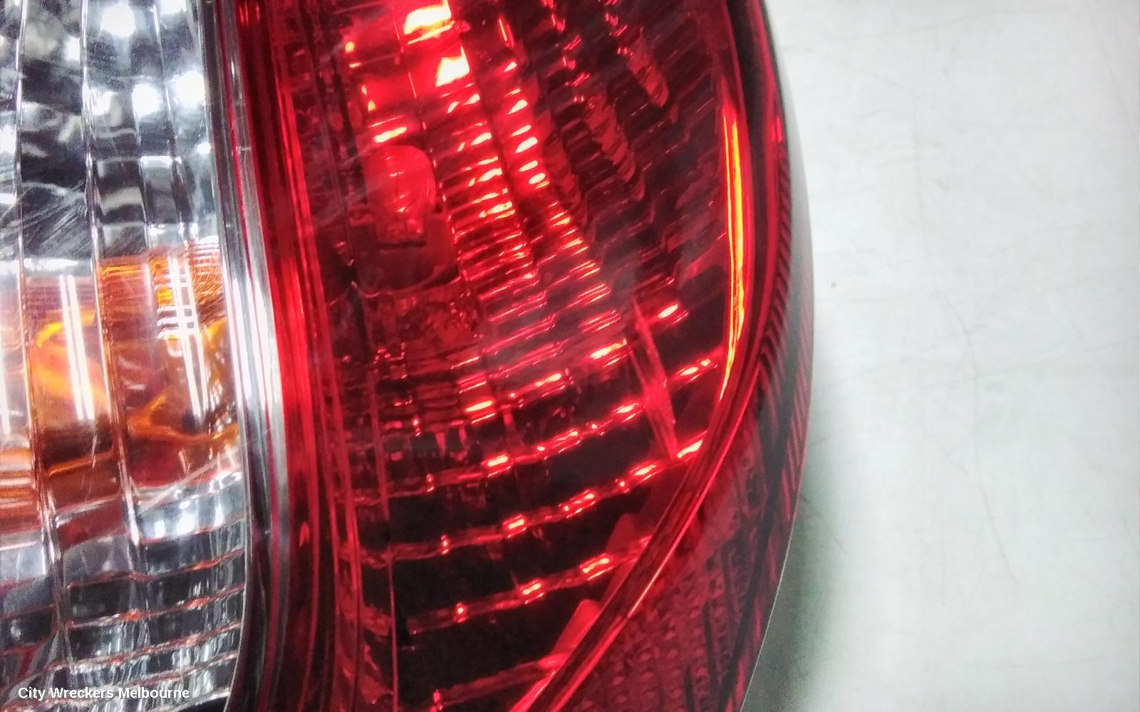 TOYOTA CAMRY RIGHT TAILLIGHT, SK36, REVERSE LAMP IN CENTRE, 08/2002 - 09/2004
