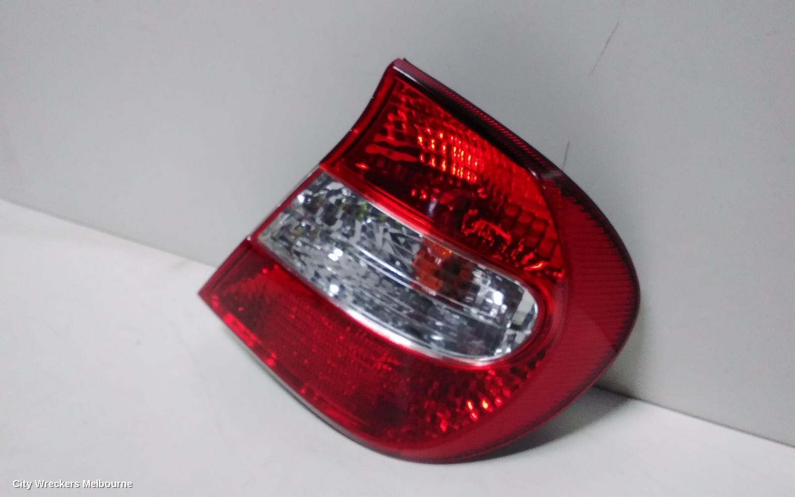 TOYOTA CAMRY RIGHT TAILLIGHT, SK36, REVERSE LAMP IN CENTRE, 08/2002 - 09/2004