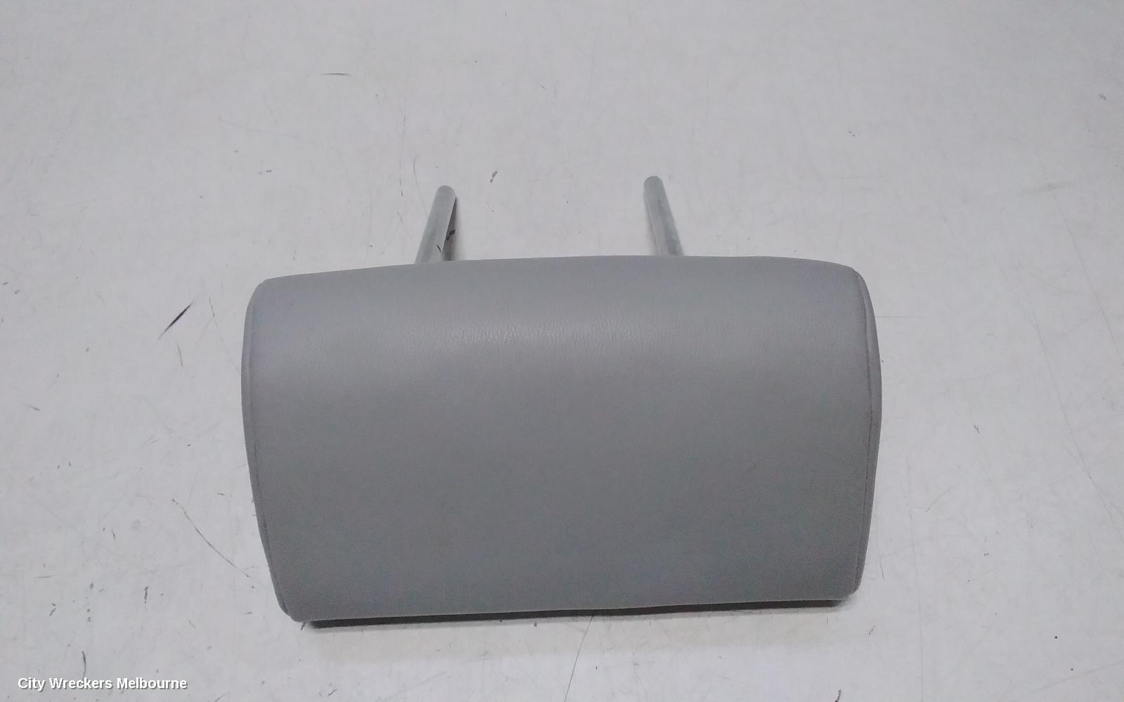 MITSUBISHI OUTLANDER HEADREST, CENTRE REAR 2ND ROW, LEATHER, LIGHT GREY, ZM, 08/2021 ONWARDS