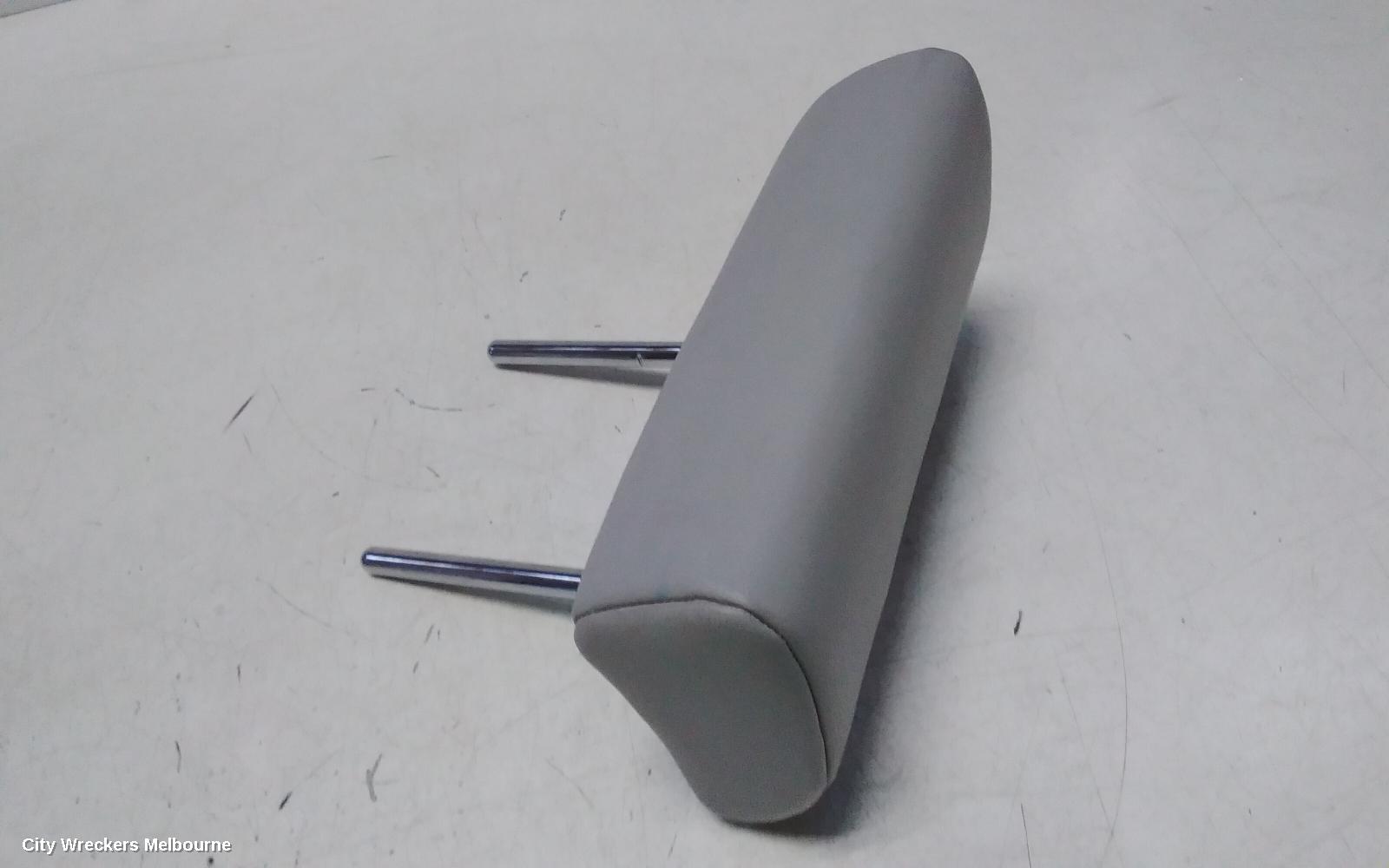 MITSUBISHI OUTLANDER HEADREST, CENTRE REAR 2ND ROW, LEATHER, LIGHT GREY, ZM, 08/2021 ONWARDS