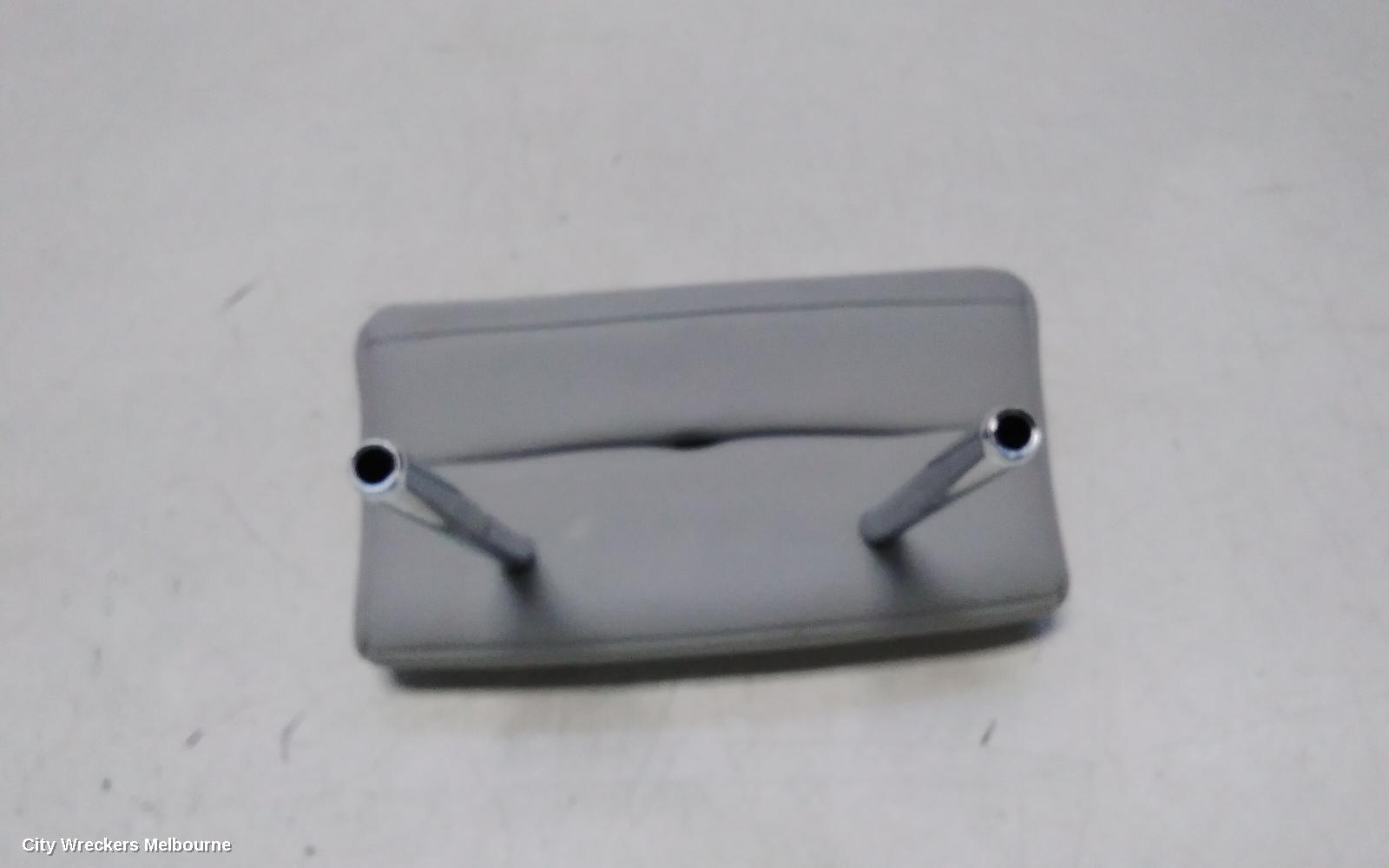 MITSUBISHI OUTLANDER HEADREST, CENTRE REAR 2ND ROW, LEATHER, LIGHT GREY, ZM, 08/2021 ONWARDS