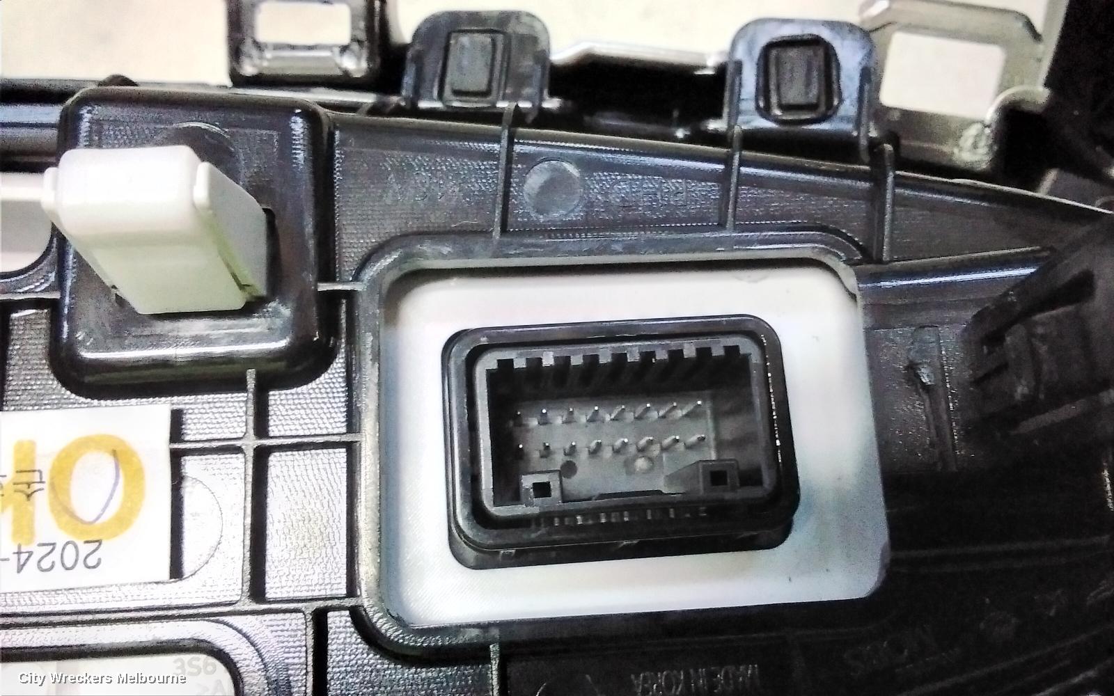 GENESIS GV70, JK, 03/2021 ONWARDS, TRACTION BUTTON/ DOWNHILL + TRIM PANEL: 125282