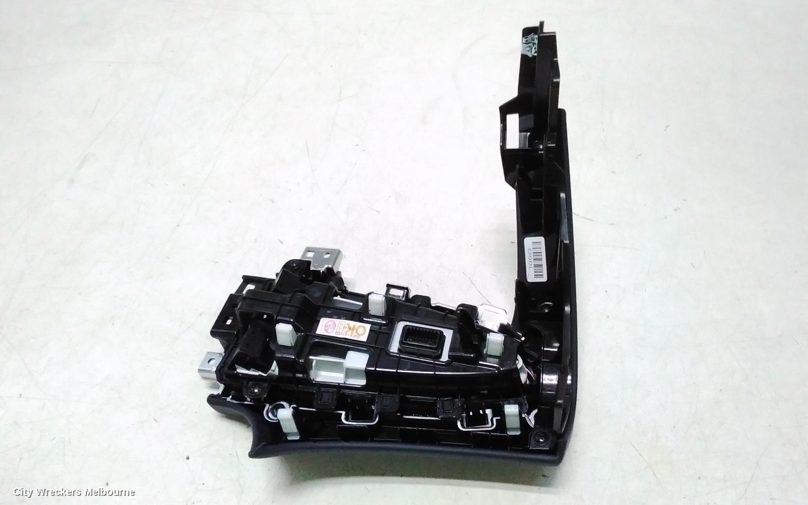 GENESIS GV70, JK, 03/2021 ONWARDS, TRACTION BUTTON/ DOWNHILL + TRIM PANEL: 125282