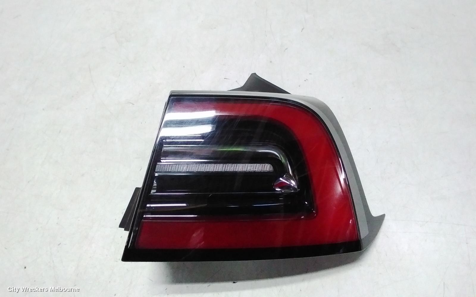 TESLA MODEL Y RIGHT TAILLIGHT, 1ST GEN, IN BODY, 03/2022 ONWARDS
