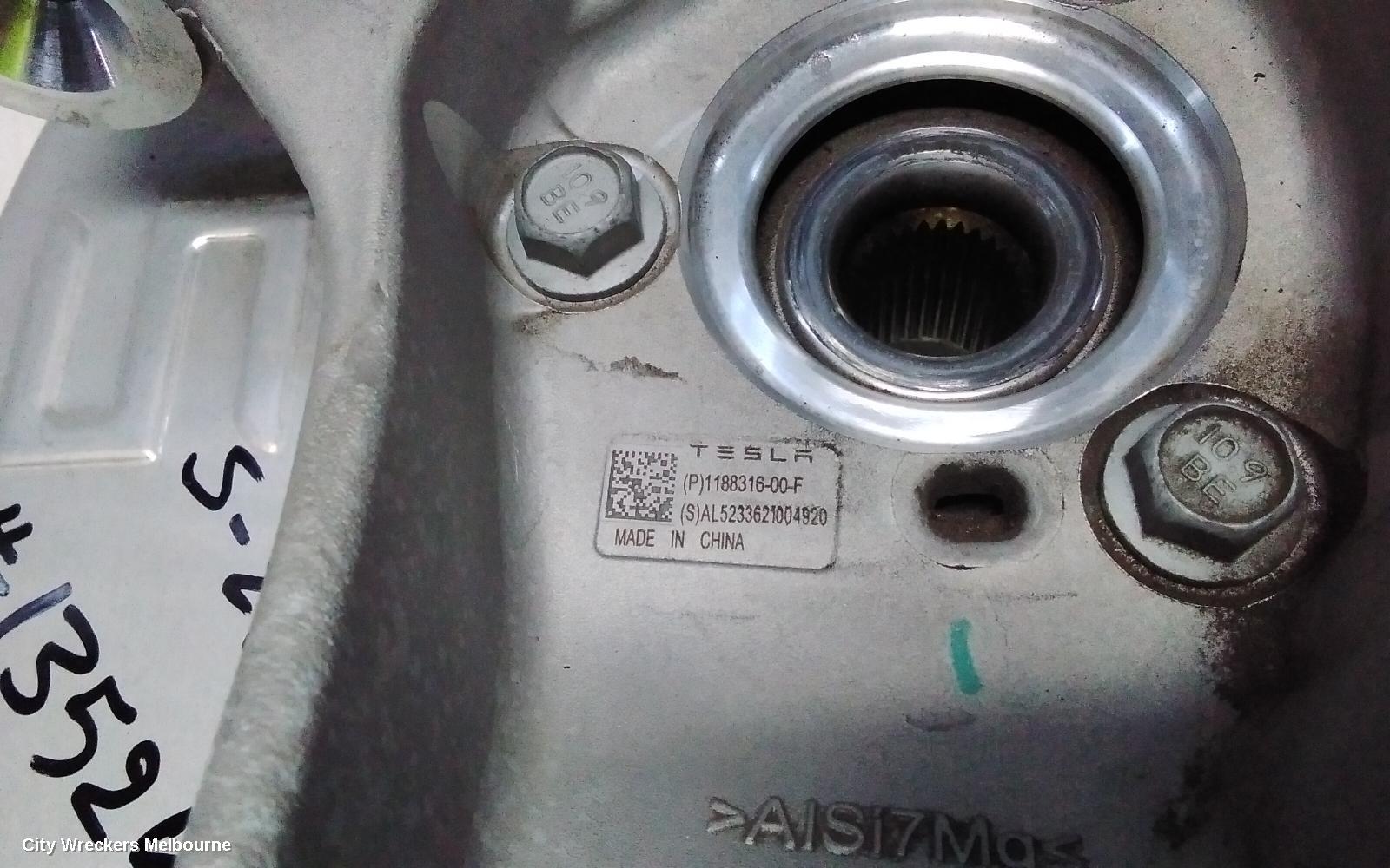 TESLA MODEL Y RIGHT FRONT HUB ASSEMBLY, 1ST GEN, AWD, DUAL MOTOR TYPE, 03/2022 ONWARDS