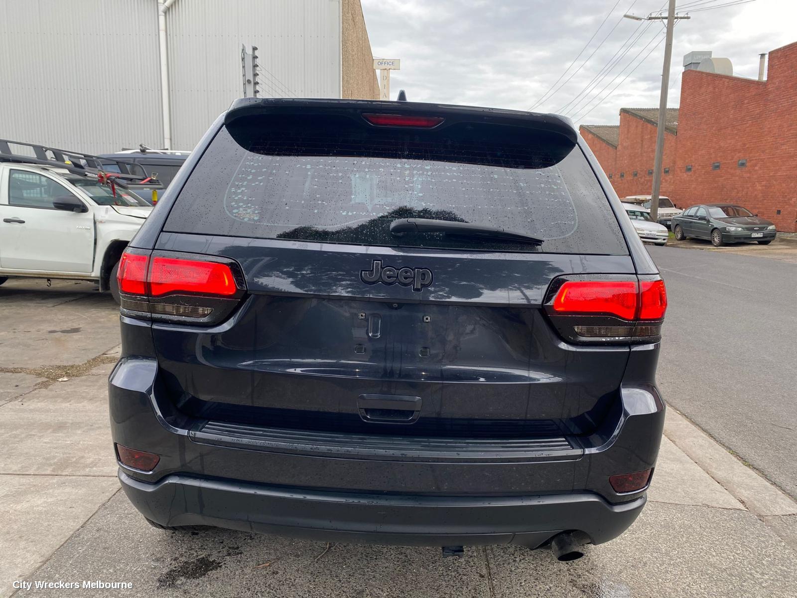 JEEP GRANDCHEROKEE RIGHT FRONT DOOR, WK, NON MOULD TYPE, 10/2010 ONWARDS