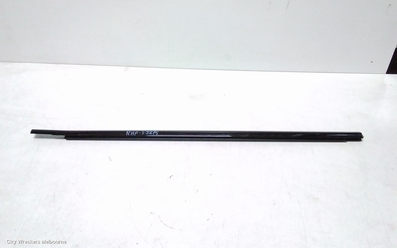 LAND ROVER RANGEROVER EVOQUE DOOR MOULD, DOOR MOULD RHF : 126329, L538, DOOR MOULDING (RH FRONT), 5DR, BLACK, W/ CHROME INSERT, 11/2011 - 01/2019
