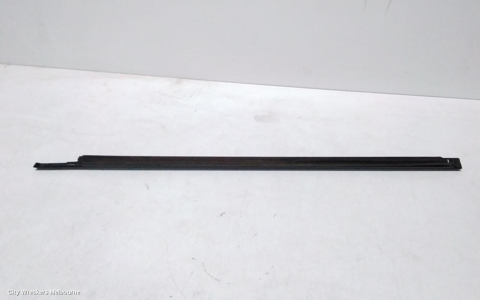 LAND ROVER RANGEROVER EVOQUE DOOR MOULD, DOOR MOULD RHF : 126329, L538, DOOR MOULDING (RH FRONT), 5DR, BLACK, W/ CHROME INSERT, 11/2011 - 01/2019