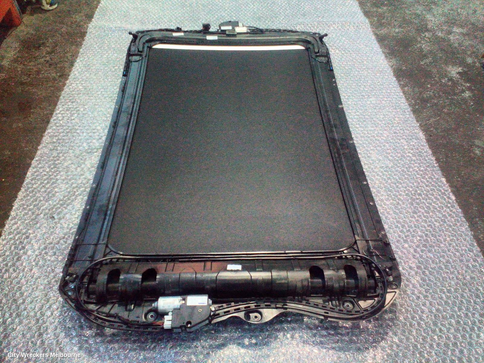 PORSCHE MACAN ROOF GLASS/SUNROOF/T, 95B, 06/2014 - 12/2025