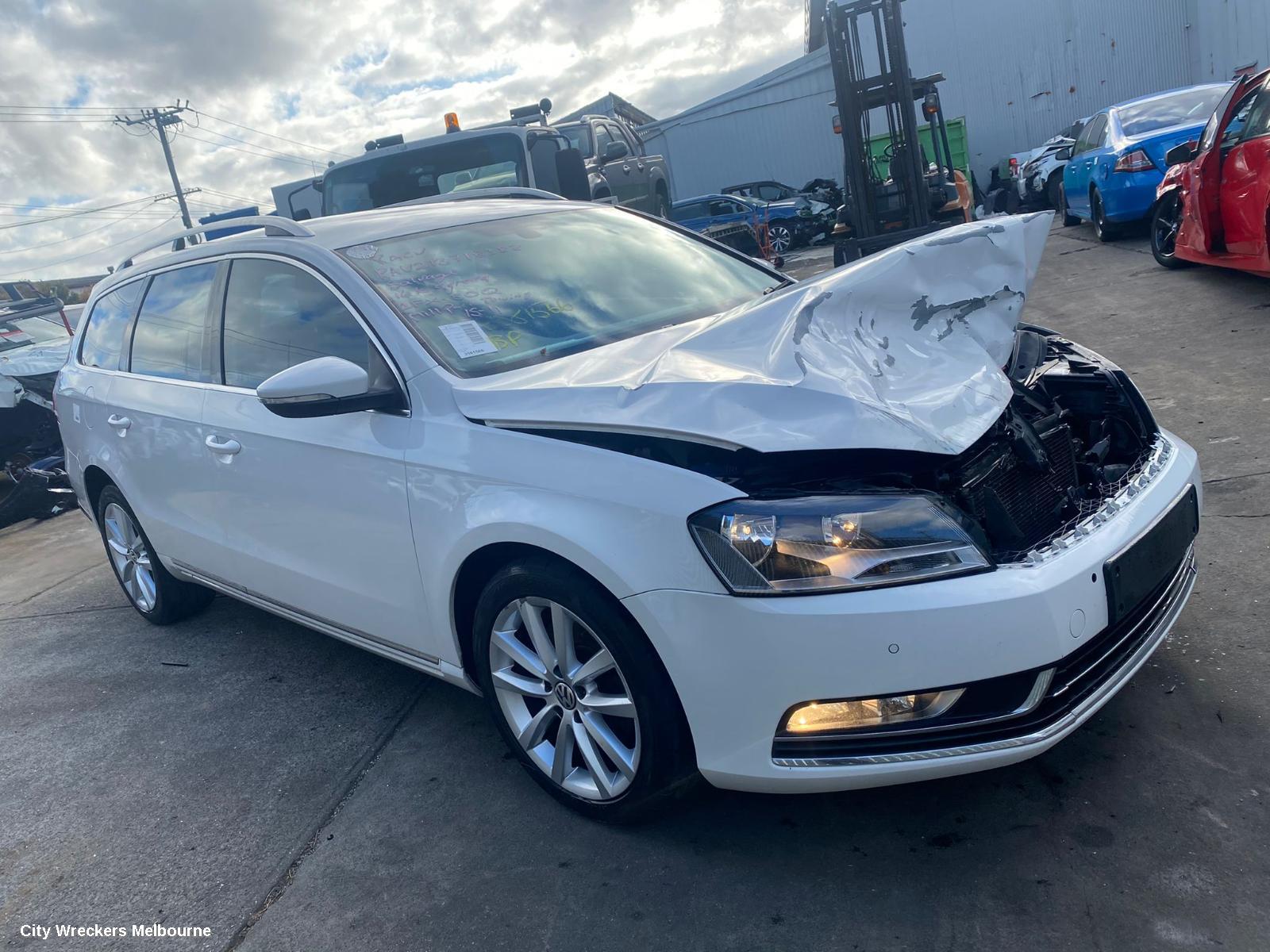 VOLKSWAGEN PASSAT LEFT DOOR MIRROR, 3C/MK6 B7, MANUAL FOLD, NON LANE CHANGE ASSIST TYPE (6XU/7Y0), 09/2010 - 05/2015