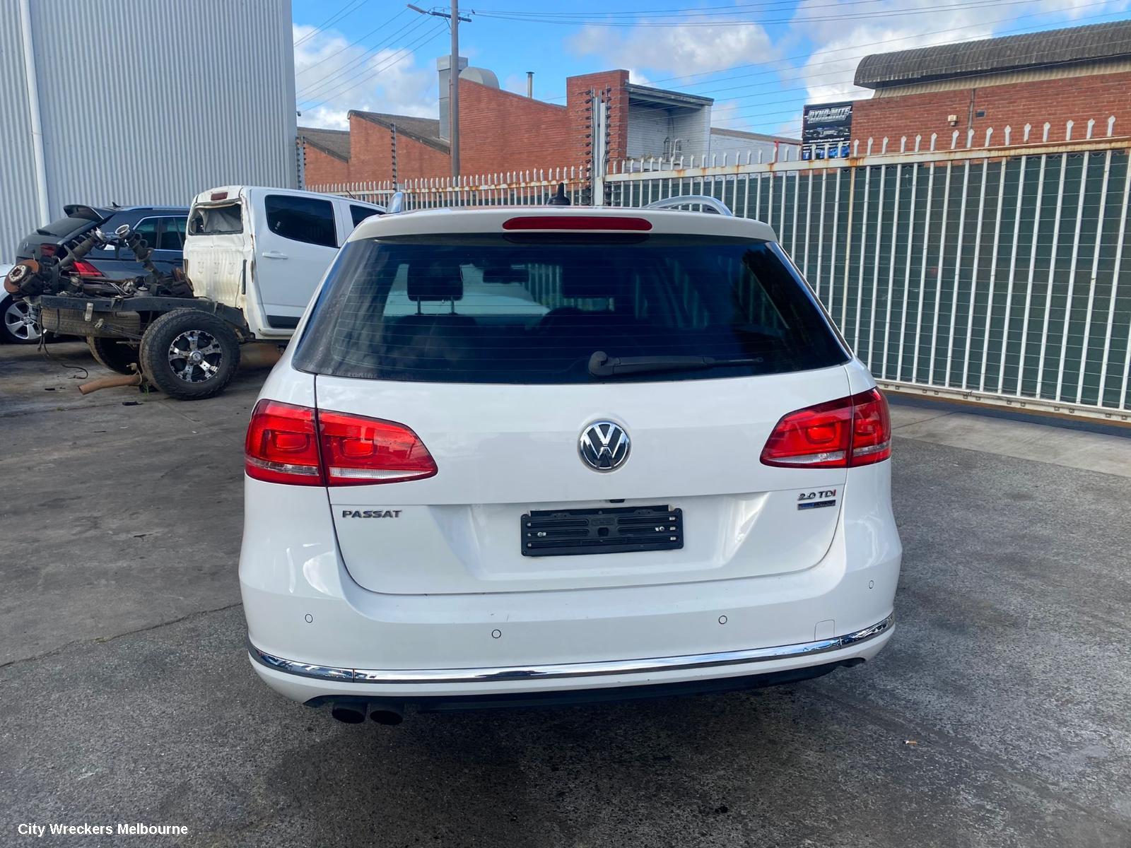 VOLKSWAGEN PASSAT LEFT DOOR MIRROR, 3C/MK6 B7, MANUAL FOLD, NON LANE CHANGE ASSIST TYPE (6XU/7Y0), 09/2010 - 05/2015