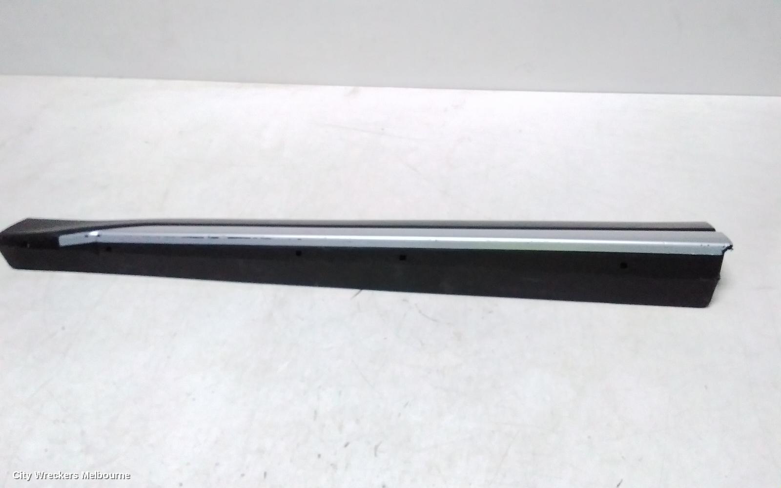 SUBARU FORESTER DOOR MOULD, LEFT FRONT DOOR MOULD : 135499, SK, LH FRONT, BLACK/CHROME, 08/2018 - 11/2024