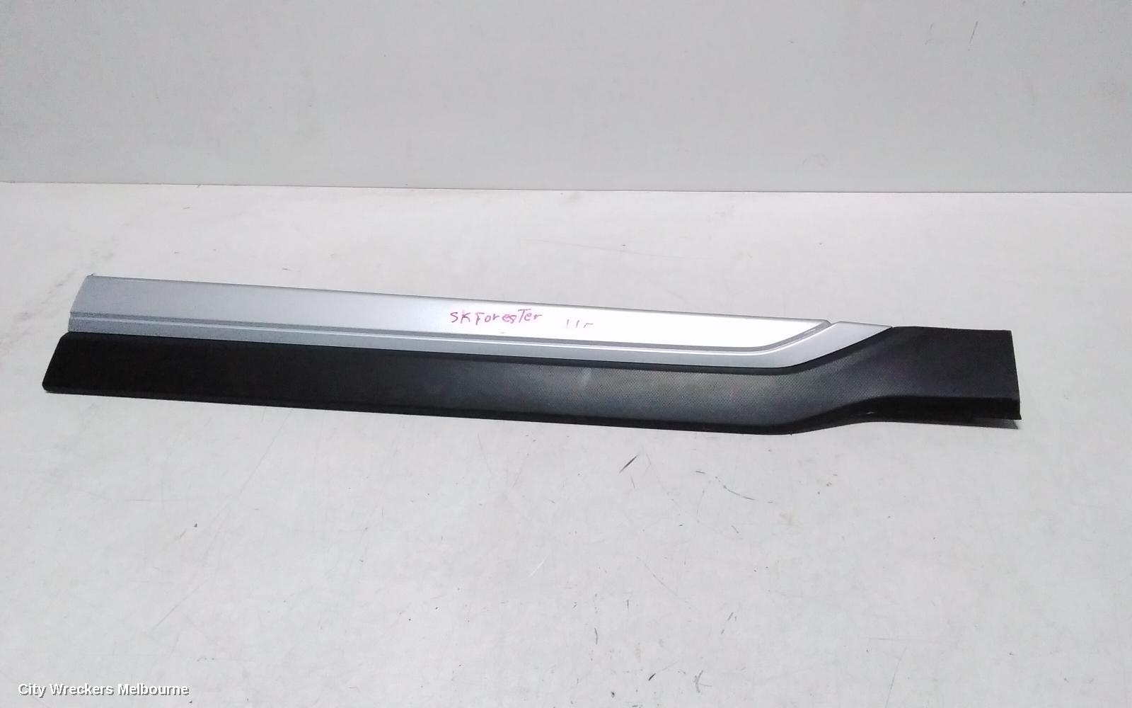 SUBARU FORESTER DOOR MOULD, LEFT FRONT DOOR MOULD : 135499, SK, LH FRONT, BLACK/CHROME, 08/2018 - 11/2024