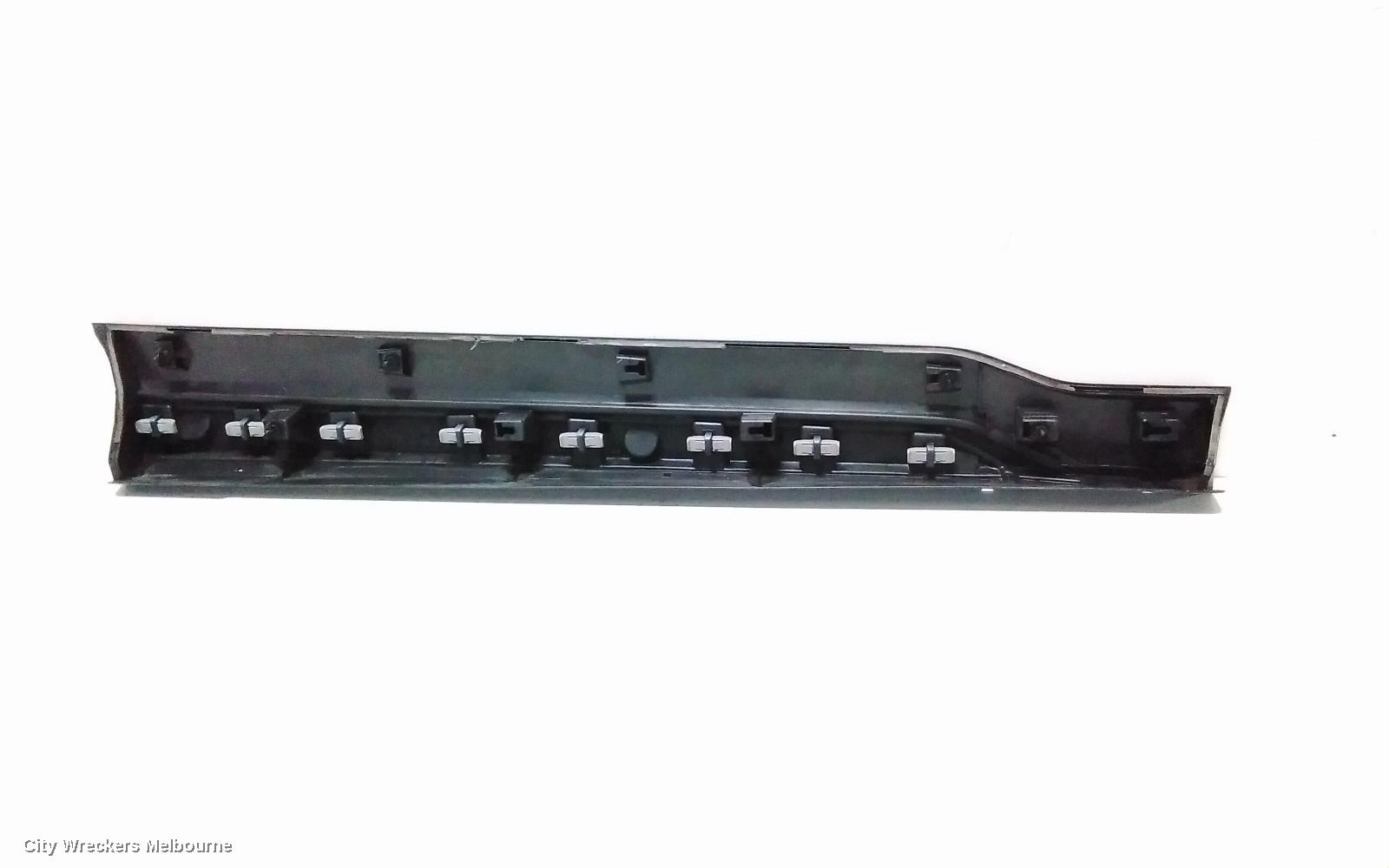 SUBARU FORESTER DOOR MOULD, LEFT FRONT DOOR MOULD : 135499, SK, LH FRONT, BLACK/CHROME, 08/2018 - 11/2024
