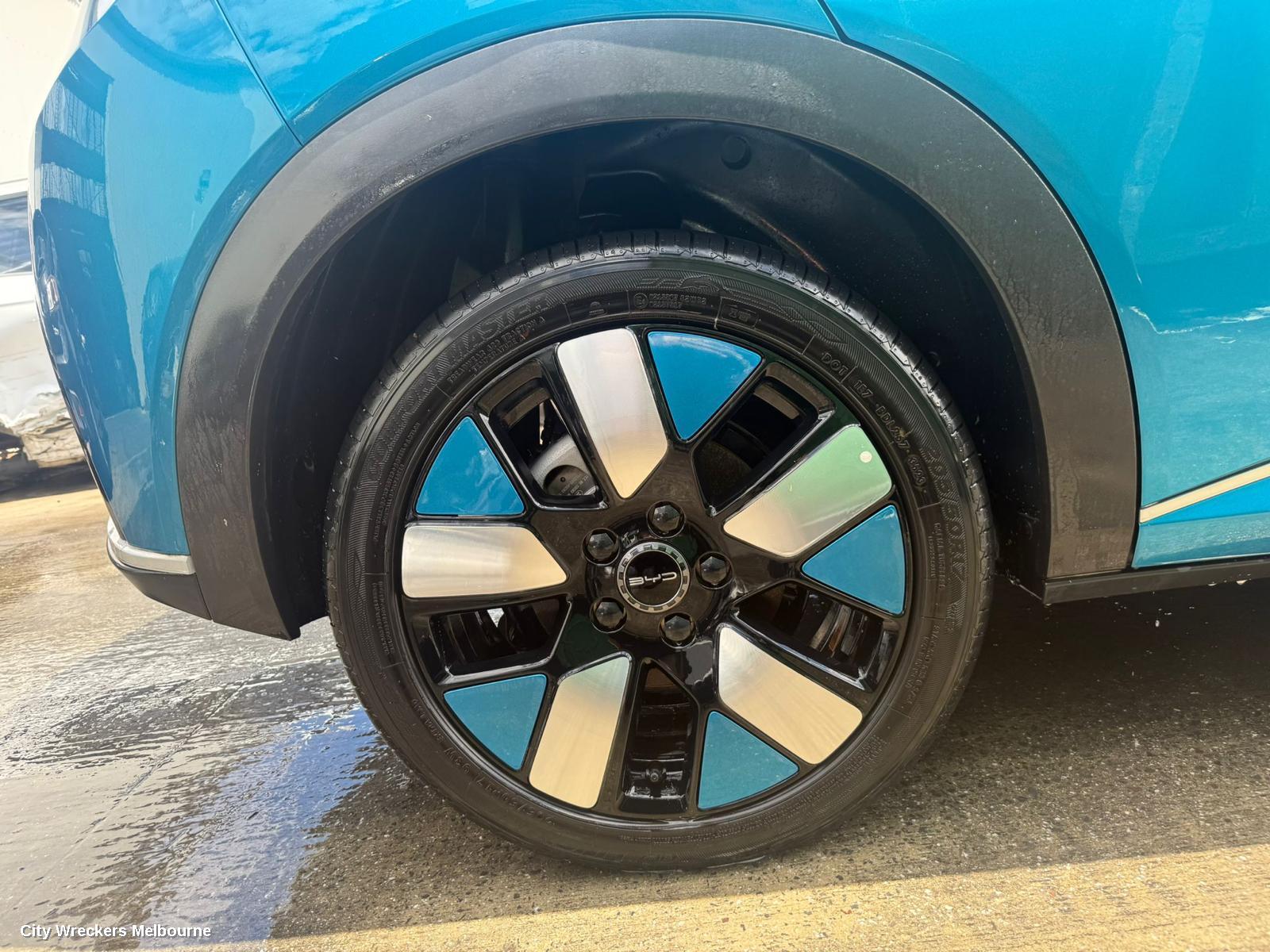 BYD DOLPHIN WHEEL MAG, 1ST GEN, FACTORY, 17X6.5IN, 5 SPOKE, BI-COLOUR, SILVER/BLUE, 06/2023 ONWARDS