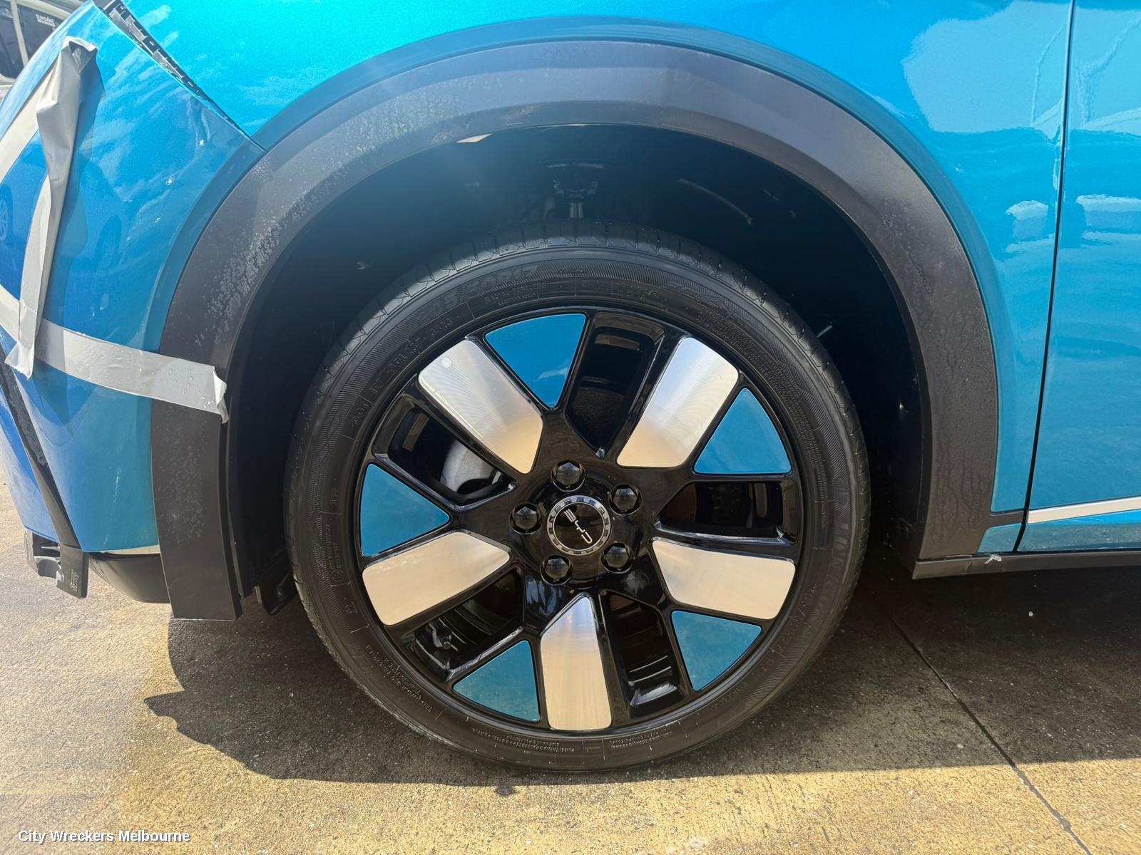 BYD DOLPHIN WHEEL MAG, 1ST GEN, FACTORY, 17X6.5IN, 5 SPOKE, BI-COLOUR, SILVER/BLUE, 06/2023 ONWARDS