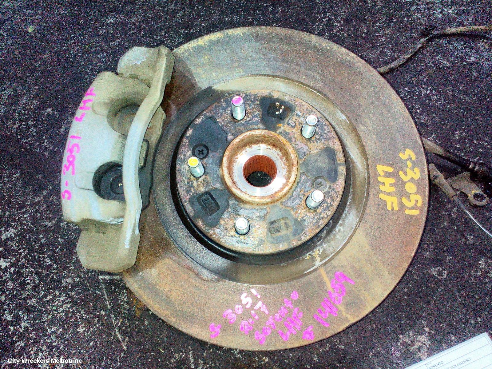 KIA SORENTO LEFT FRONT HUB ASSEMBLY, UM, 03/2015 - 02/2020