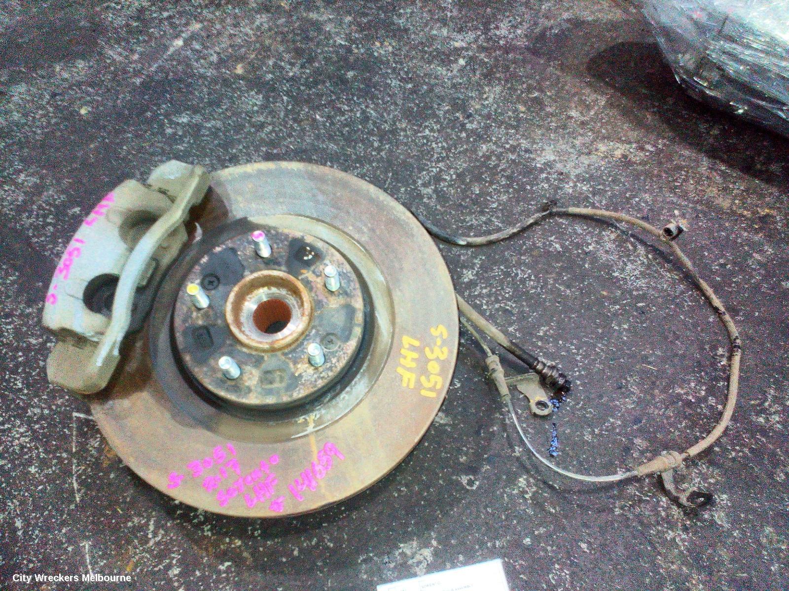 KIA SORENTO LEFT FRONT HUB ASSEMBLY, UM, 03/2015 - 02/2020
