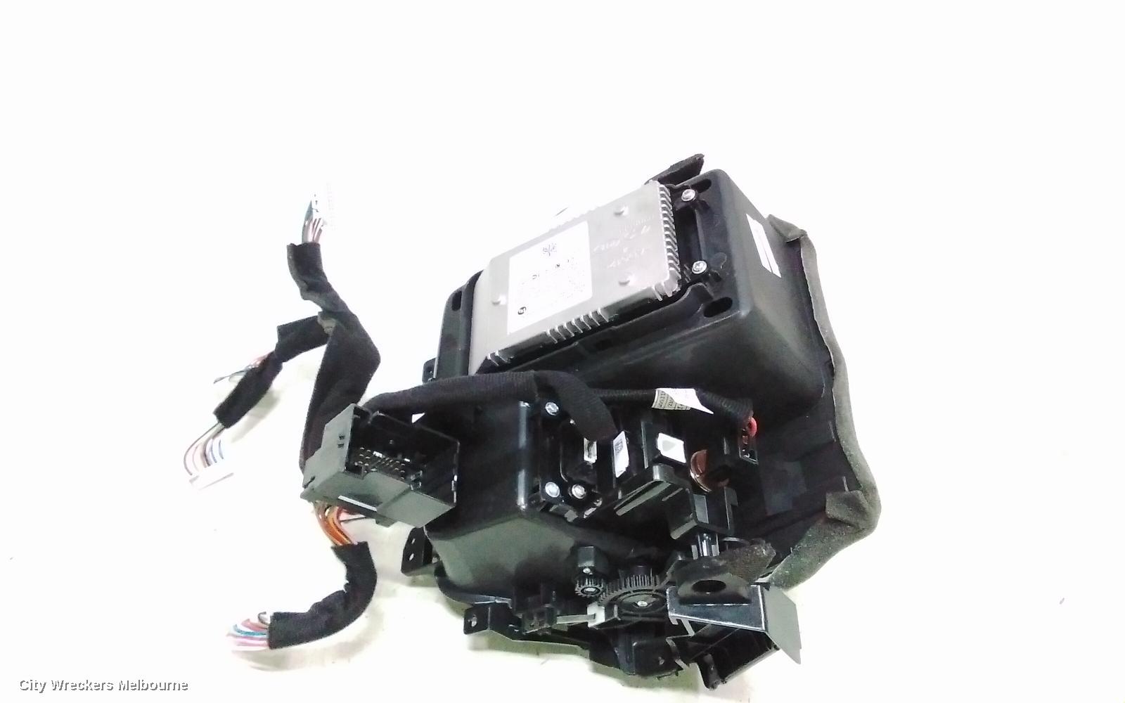 HYUNDAI I30, WIRELESS CHARGING INDICATOR (IN FRONT OF CENTRE CONSOLE), PD, HATCH, 03/2017 ONWARDS, WITH GEAR SUROUND 95560-G3100: 136795