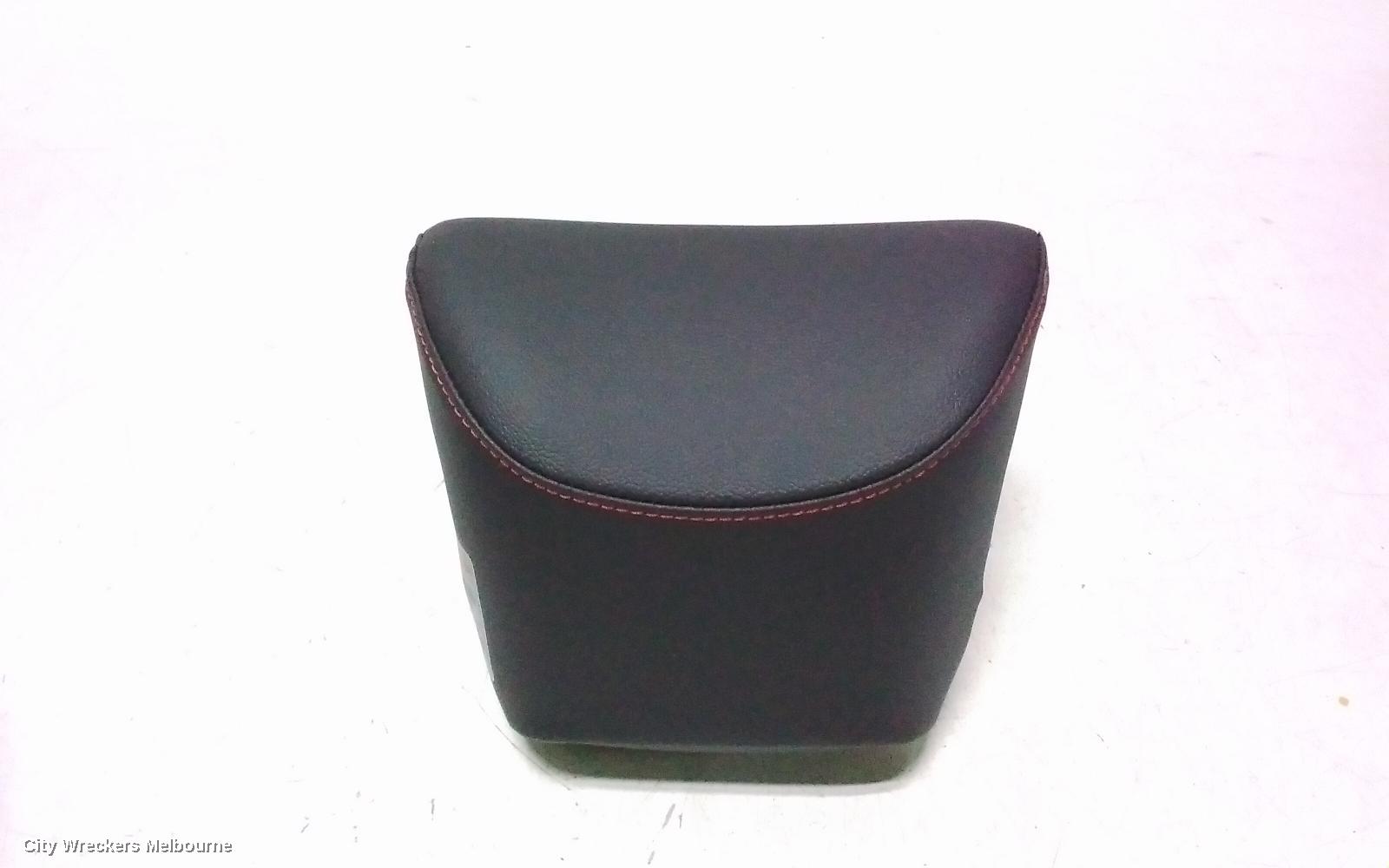 HYUNDAI I30 HEADREST, CENTRE REAR 2ND ROW, LEATHER, GREY, PREMIUM/SR/SR PREMIUM, PD, 03/2017 ONWARDS