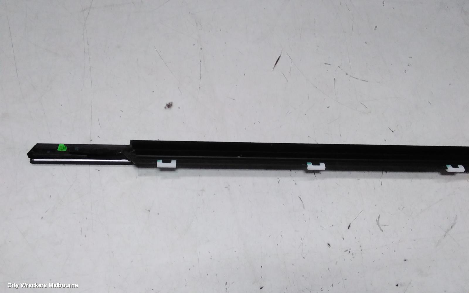 HYUNDAI SANTA FE DOOR MOULD, UPPER WINDOW MOULD : 136943, MX5, RH REAR, HIGH GLOSS BLACK, 11/2023 ONWARDS