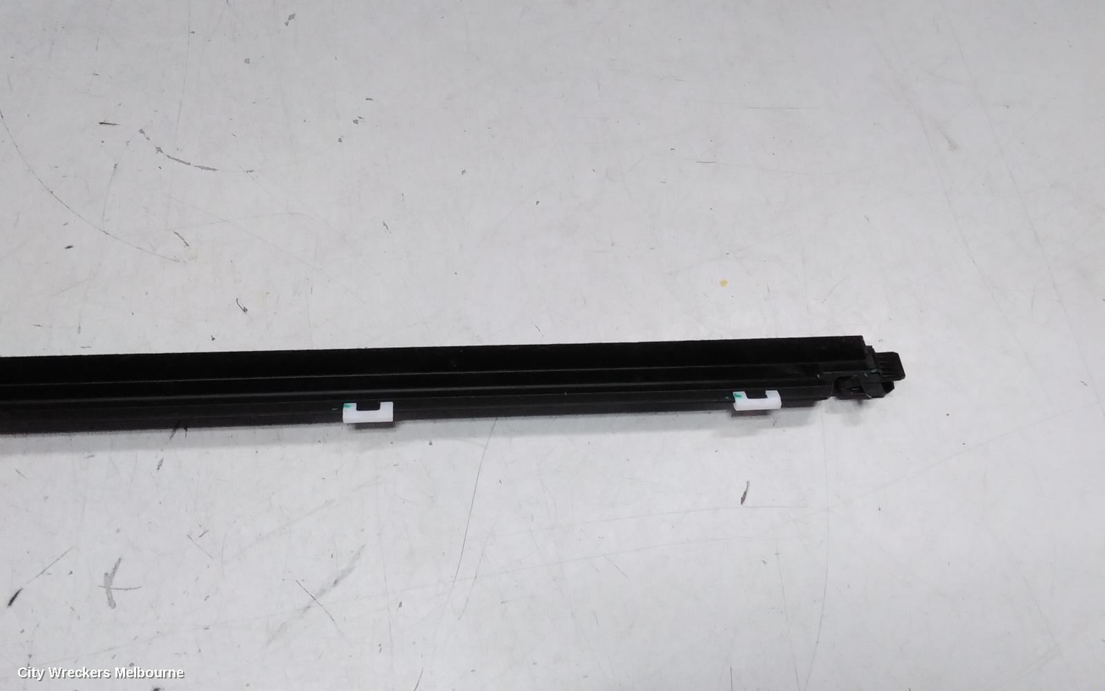 HYUNDAI SANTA FE DOOR MOULD, UPPER WINDOW MOULD : 136943, MX5, RH REAR, HIGH GLOSS BLACK, 11/2023 ONWARDS
