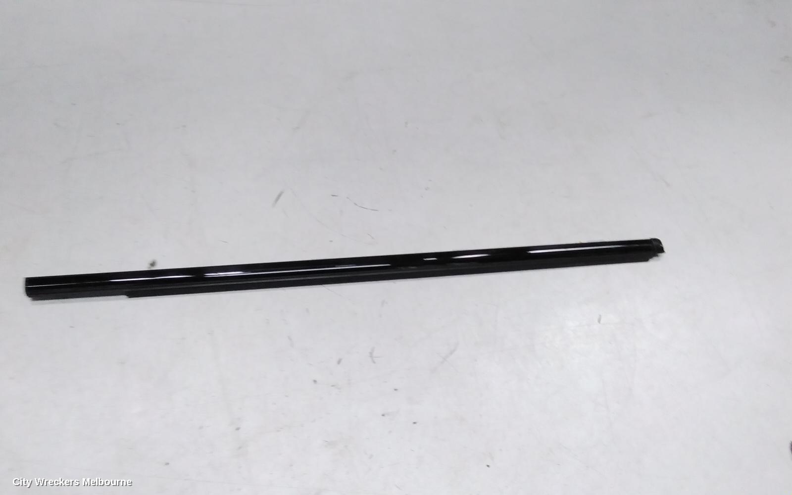 HYUNDAI SANTA FE DOOR MOULD, UPPER WINDOW MOULD : 136943, MX5, RH REAR, HIGH GLOSS BLACK, 11/2023 ONWARDS